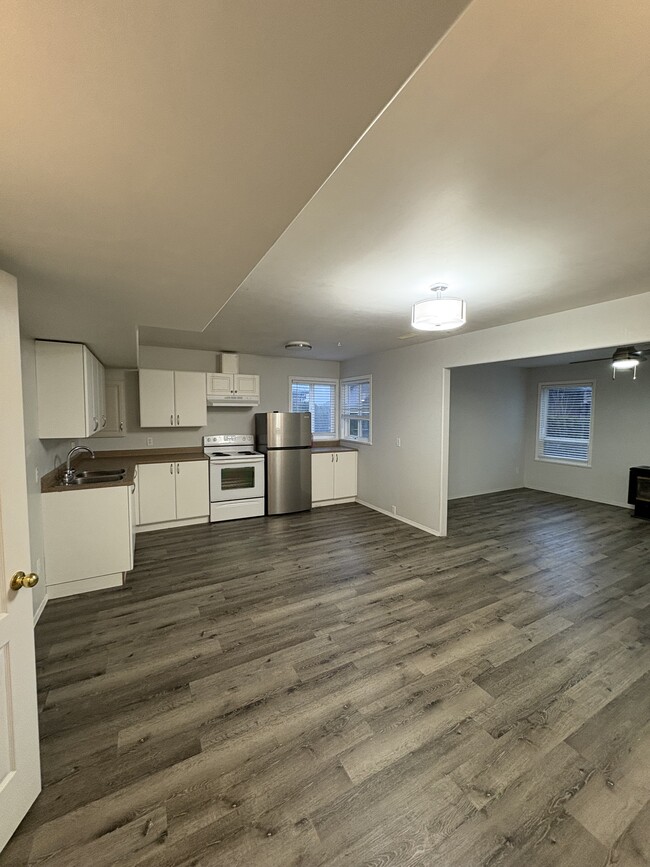 Building Photo - 9687 Windsor St