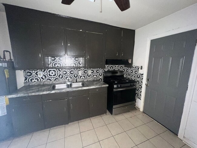 Building Photo - 2 bedroom 1 bathroom home