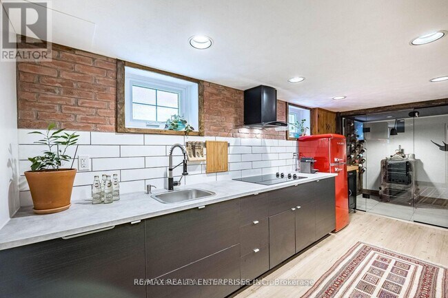 Photo du bâtiment - 32 Seventh St