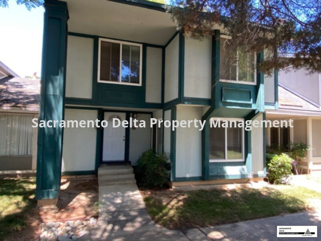 Foto principal - Updated 3 Bedroom Townhome in North Tahoe Park