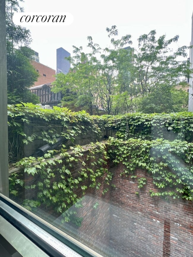 Foto del edificio - 216 E 52nd St
