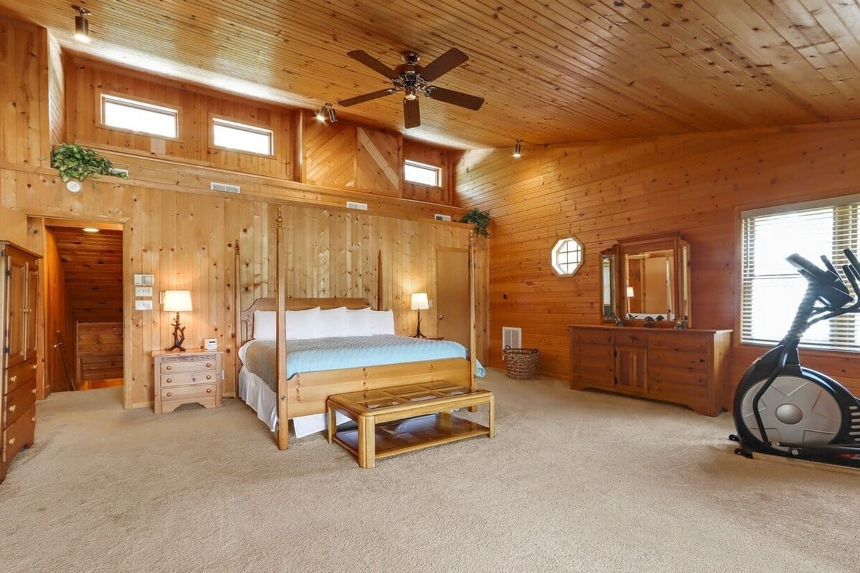 Building Photo - Lake Delavan Furnished Waterfront Home Ava...