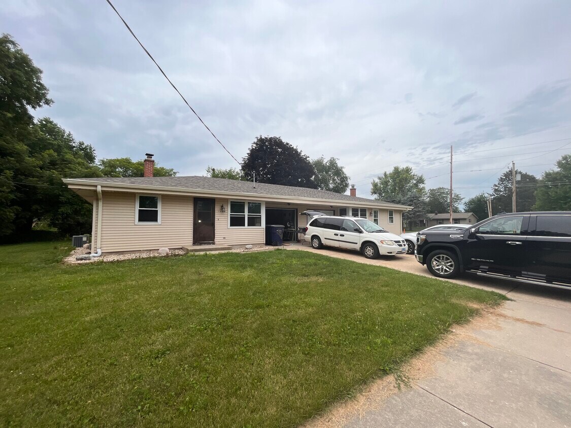 Exterior - 1402 Holiday Dr