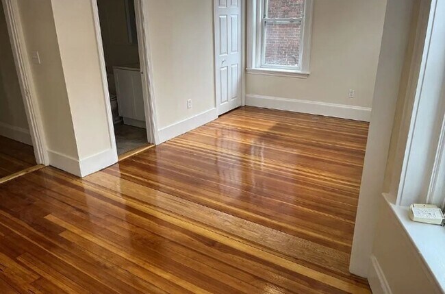 Building Photo - Great 1 Bedroom June Move-In