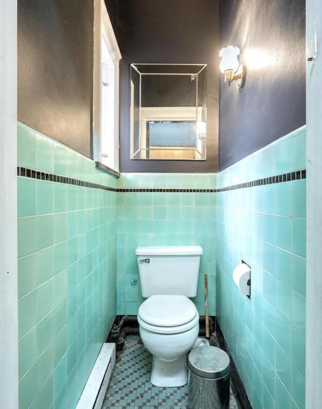 Building Photo - 23-25 E King St