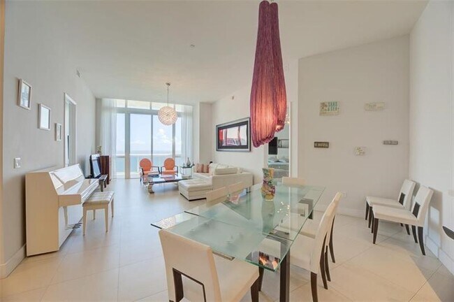 Building Photo - 15901 Collins Ave