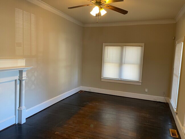 Foto del edificio - 2433 Booker Ave