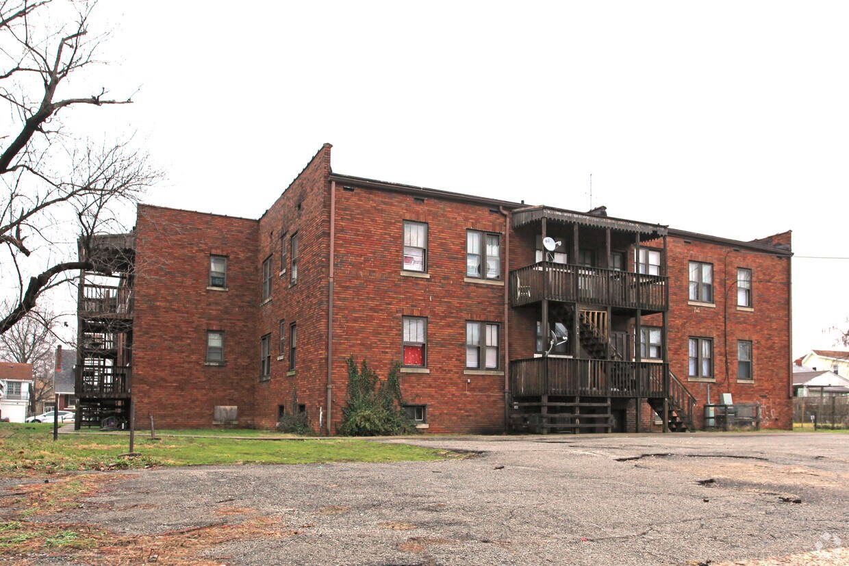 Primary Photo - 648-654 S Hecks Ln