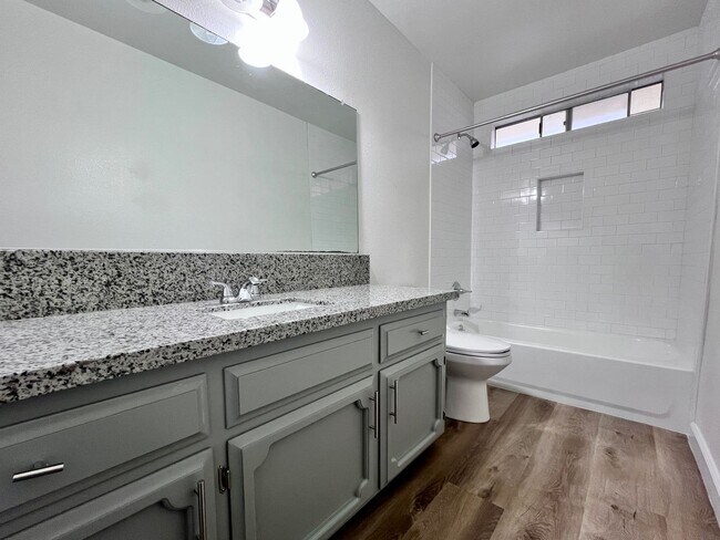 Foto del edificio - $2,595 Fresno St. & Bullard, 4 Bedroom House - E. Escalon Ave, Fresno