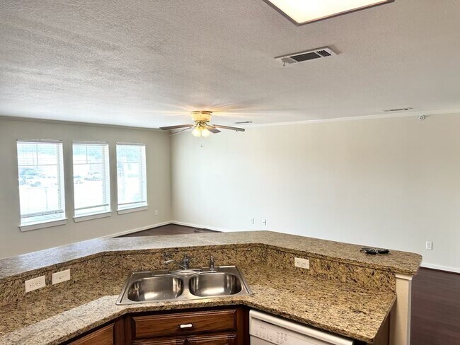 Foto del edificio - 2 Bedroom 1 Bath - End Unit Apartment (40%...