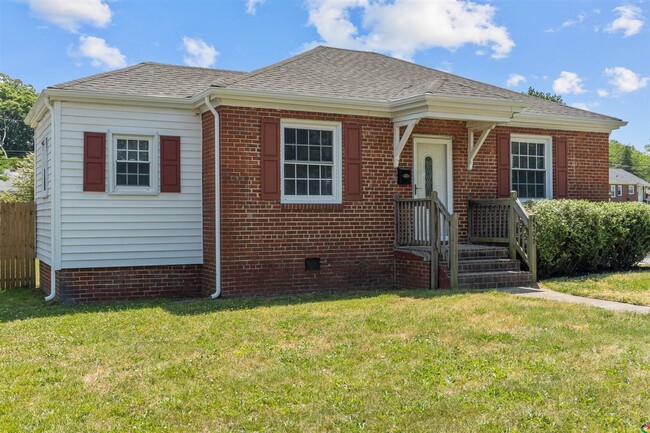 Building Photo - Beautifully Renovated 3 Bedroom Home in He...