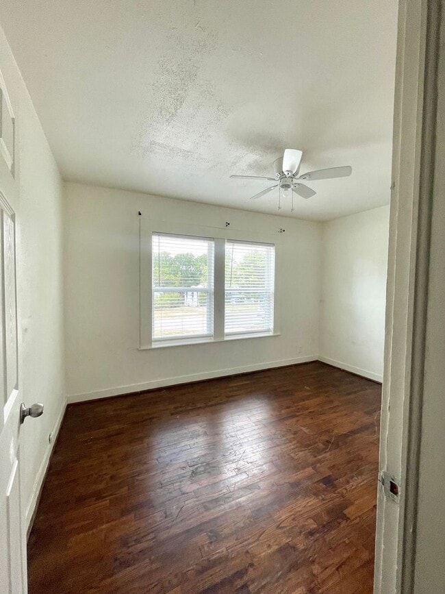 Building Photo - Cute 2 bed/1 bath House Steps Away from Park