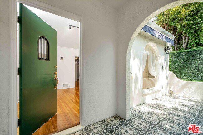 Foto del edificio - 223 N Almont Dr