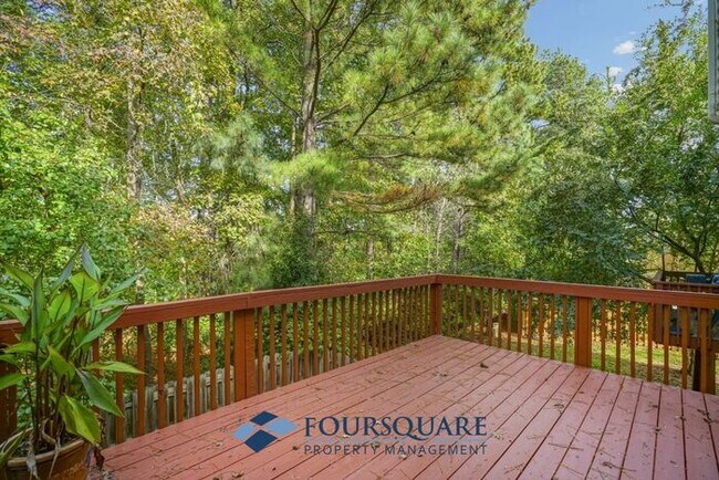 Foto del edificio - Lakefront Townhome with 1st Floor Bedroom, Fireplace & 2-Car Garage – In Raleigh