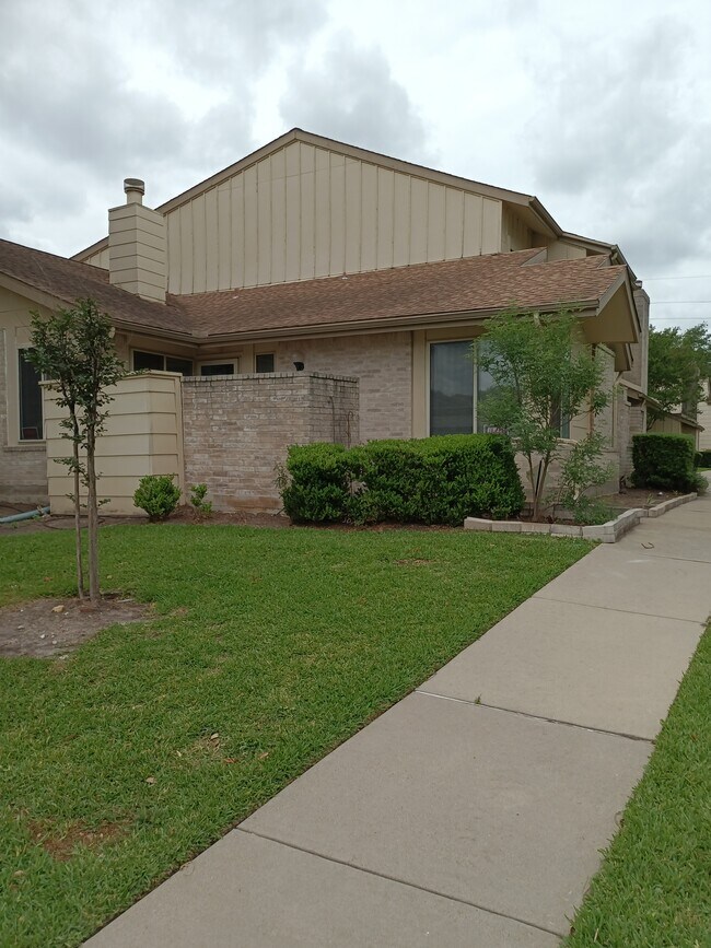Esta es una hermosa propiedad recientemente renovada. Está en una excelente ubicación en el corredor petrolero de Houston. - 2932 Meadowgrass Ln