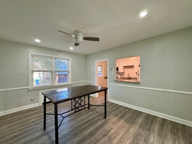 Building Photo - Charming 3 Bedroom/3 Bathroom Townhome in ...