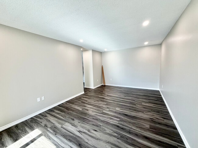 Building Photo - 2 BED - 1 BATH - LONDON - BASEMENT