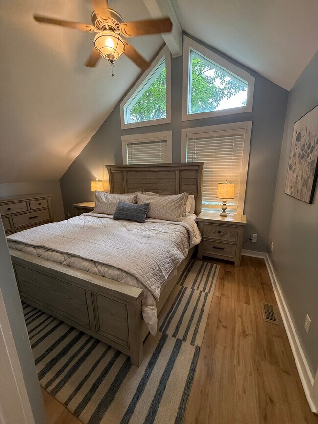 Dormitorio de la planta superior (cama king) - 80 Lane 585 Lake James