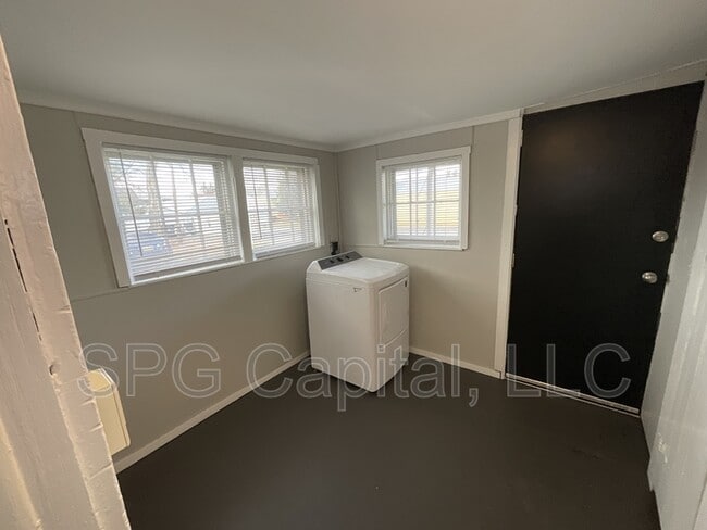 Building Photo - 401 E Neff Ave