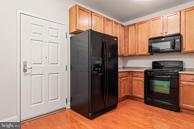 Building Photo - 200 W Elm St