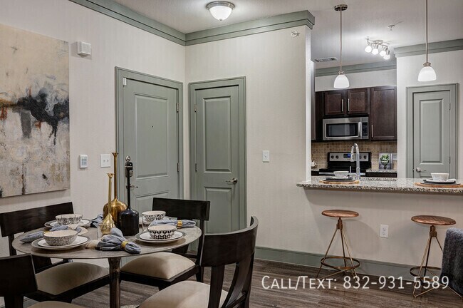 Foto del edificio - 1 Month Free on a Gorgeous 2/2!