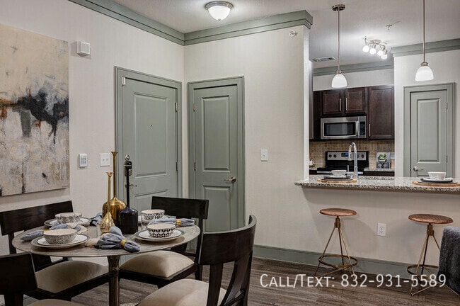 Building Photo - 1 Month Free on a Gorgeous 2/2!