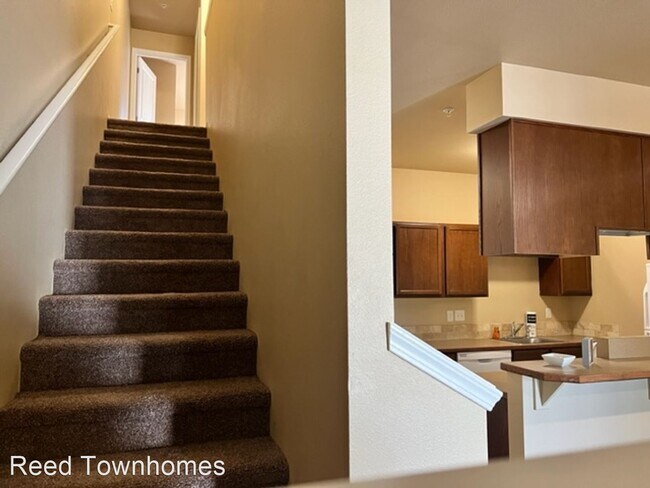 Building Photo - 2 br, 2.5 bath Apartment - 5811-5831 Reed ...