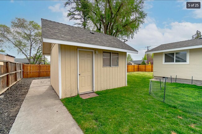 Foto del edificio - PRICE DROP! Single Family Home, Corner lot...