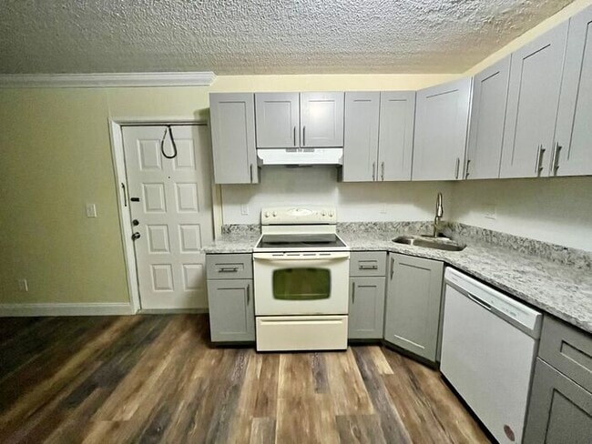 Photo - 1 Bedroom 2nd Floor Condo in East Orlando with Laminate Flooring and Scenic Balcony View!