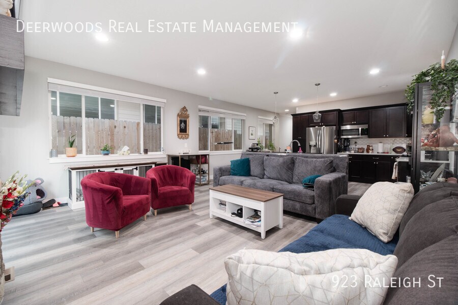 Primary Photo - Spacious & Modern 3 Bed / 2.5 Bath Home Av...