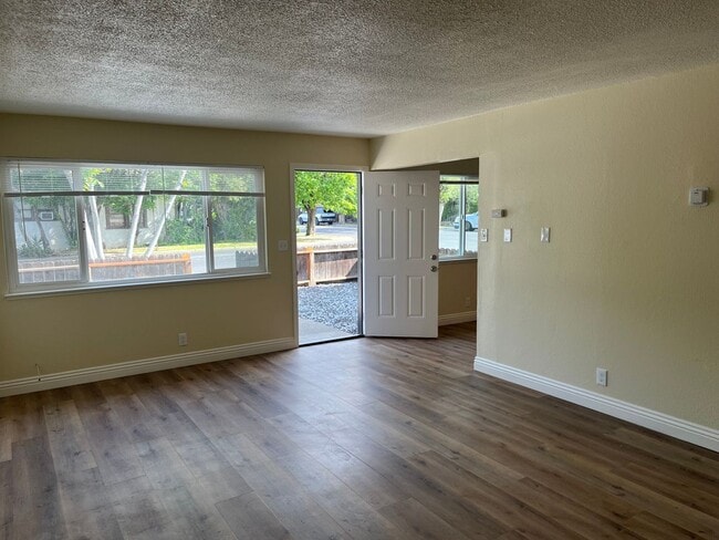 Building Photo - Updated 2 Bedroom Home in Antioch