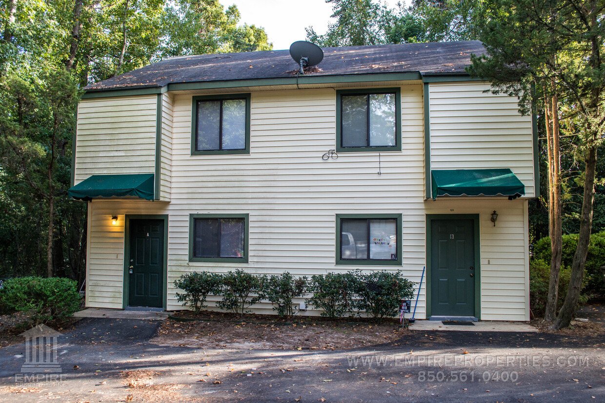 Foto principal - Townhome off Meridian Road With Fireplace!