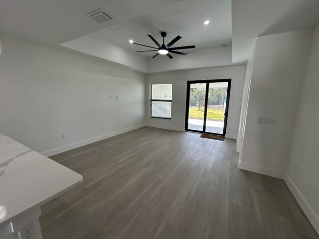 Building Photo - Luxury duplex unit for rent