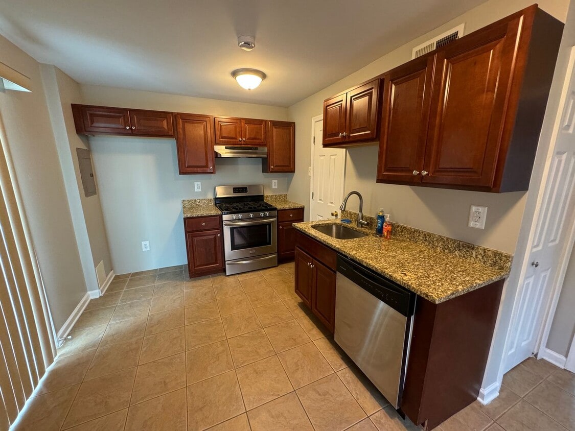 Foto principal - Fully Renovated 3-Bedroom Home with Garage...