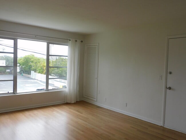 Building Photo - 221 E Lantana Rd