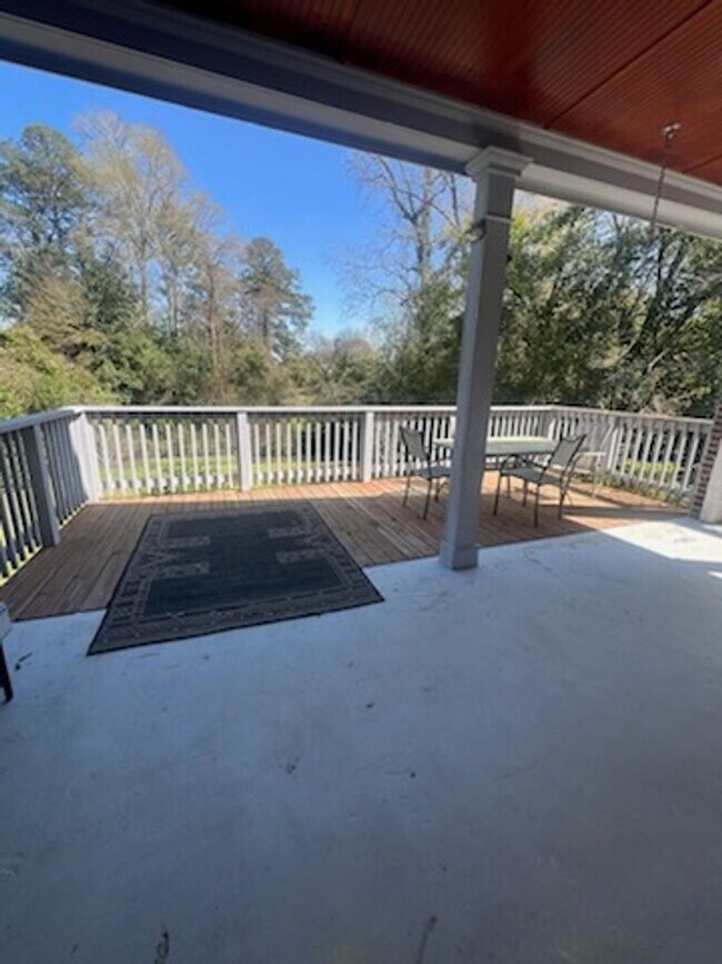Building Photo - Furnished  Brick Home
