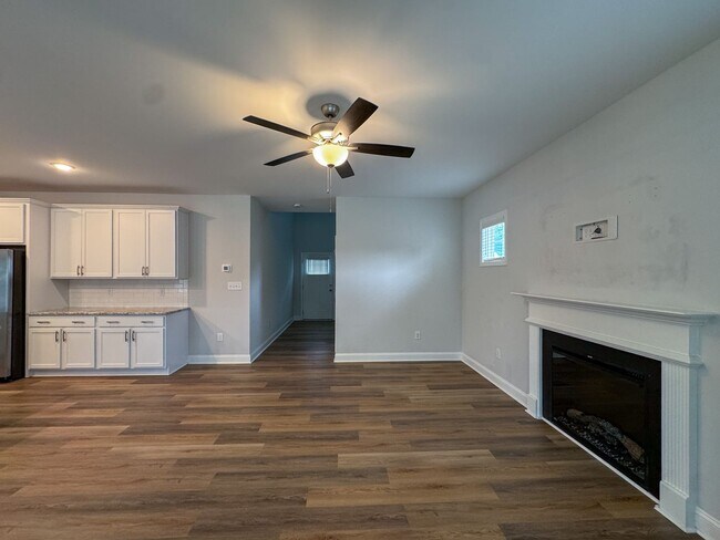 Foto del edificio - Beautiful 3 Bed 2.5 Bath Home in Raeford