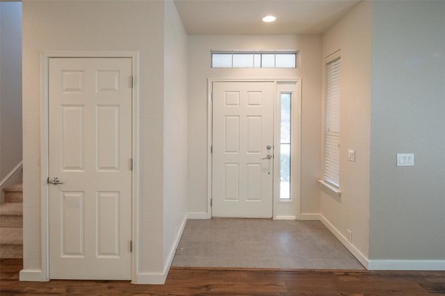 Building Photo - 2215 Canterbury Park Dr