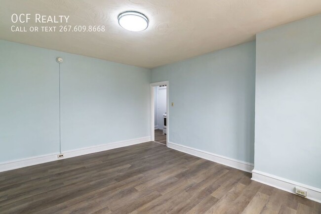 Building Photo - Renovated Overbrook Studio Apartment