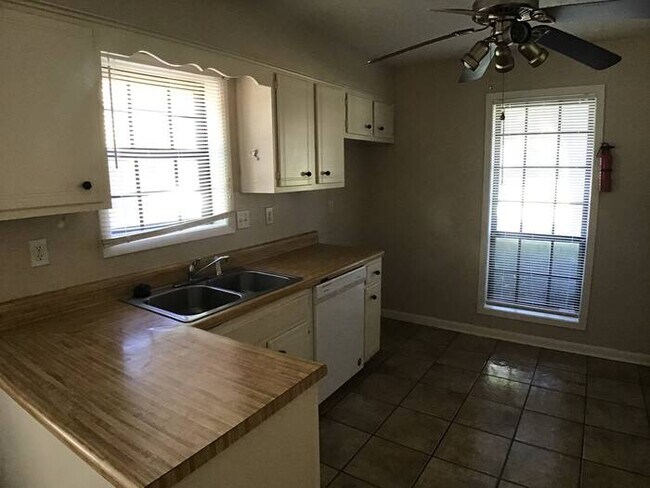 Building Photo - 6038 Rosewind Cir W