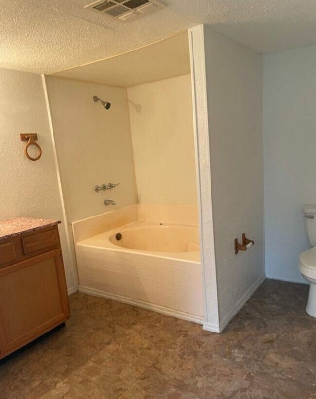 Foto del edificio - Open Floor Plan home on Private Spacious Lot