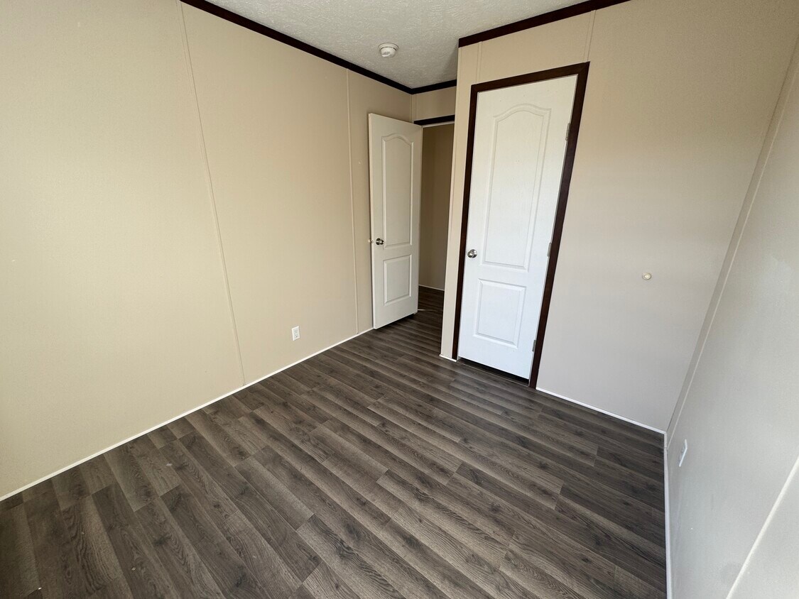 Primary Photo - 48582 Lakeview E