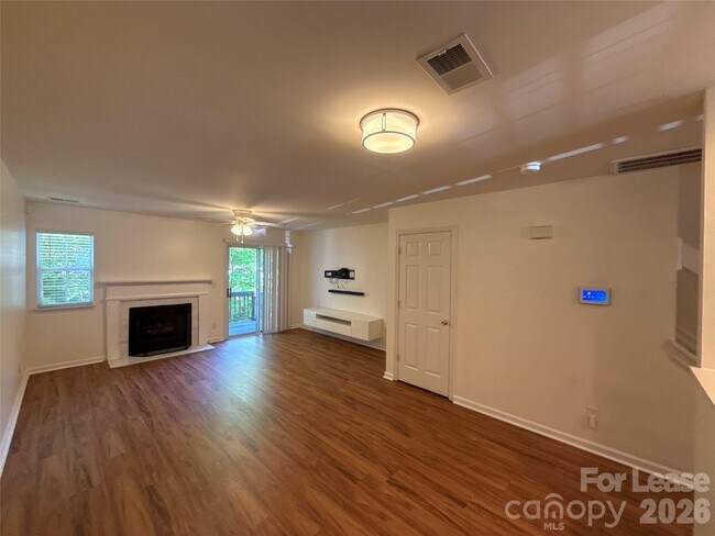 Foto del edificio - 639 Mountainwater Dr