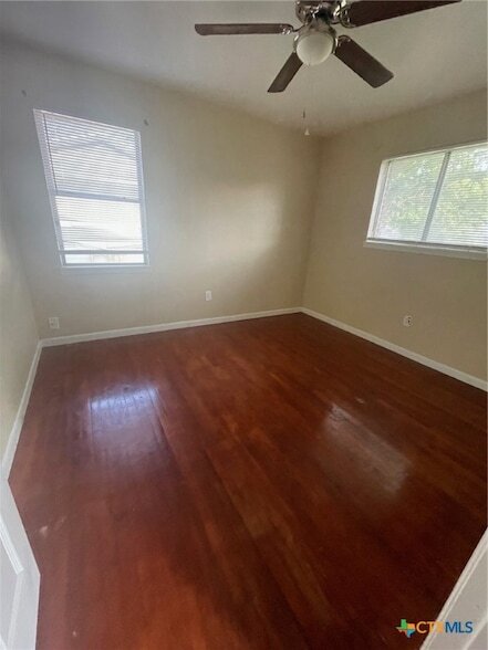 Building Photo - 2512 Live Oak Dr