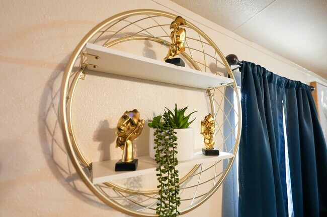 Foto del edificio - Modern Furnished 2 Bed/2 Bath Home • Laundry • Internet Included