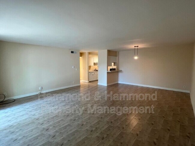 Building Photo - 15344 Weddington St