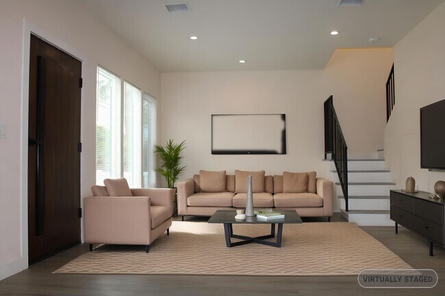 Foto del edificio - Charming & Private 4-Bedroom, 4-Bath Home in Sherman Oaks