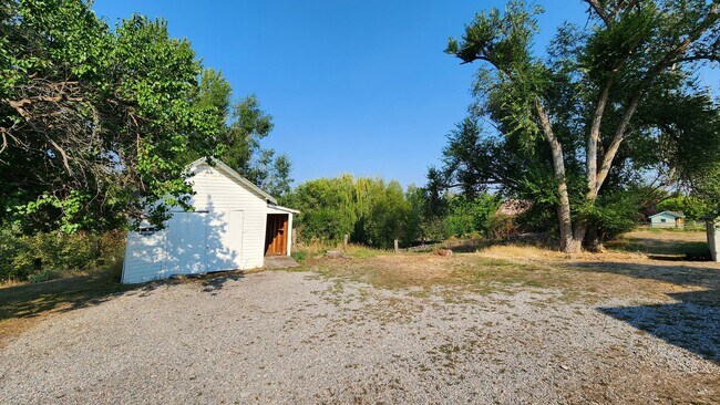 Foto del edificio - Home on Two Acres with Pets Considered