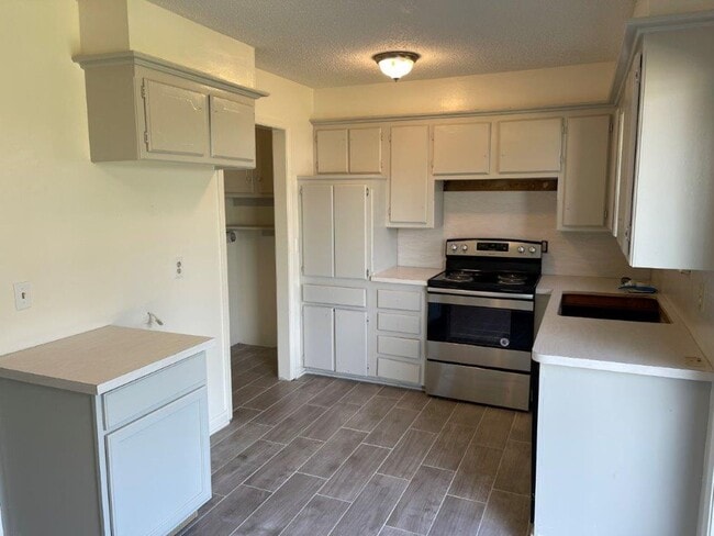 Building Photo - 3  bed 1.5 baths, 1 car garage, large fenc...