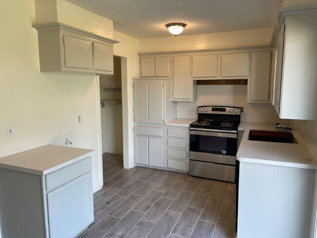 Foto del edificio - 3  bed 1.5 baths, 1 car garage, large fenc...